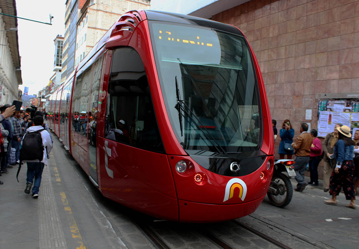 Tranvía passing colonial façades in Centro